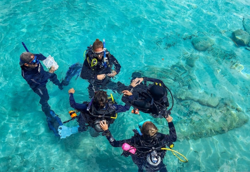 PADI instructor candidate being evaluate during a confined water teaching presentation at Cozumel Dive Academy